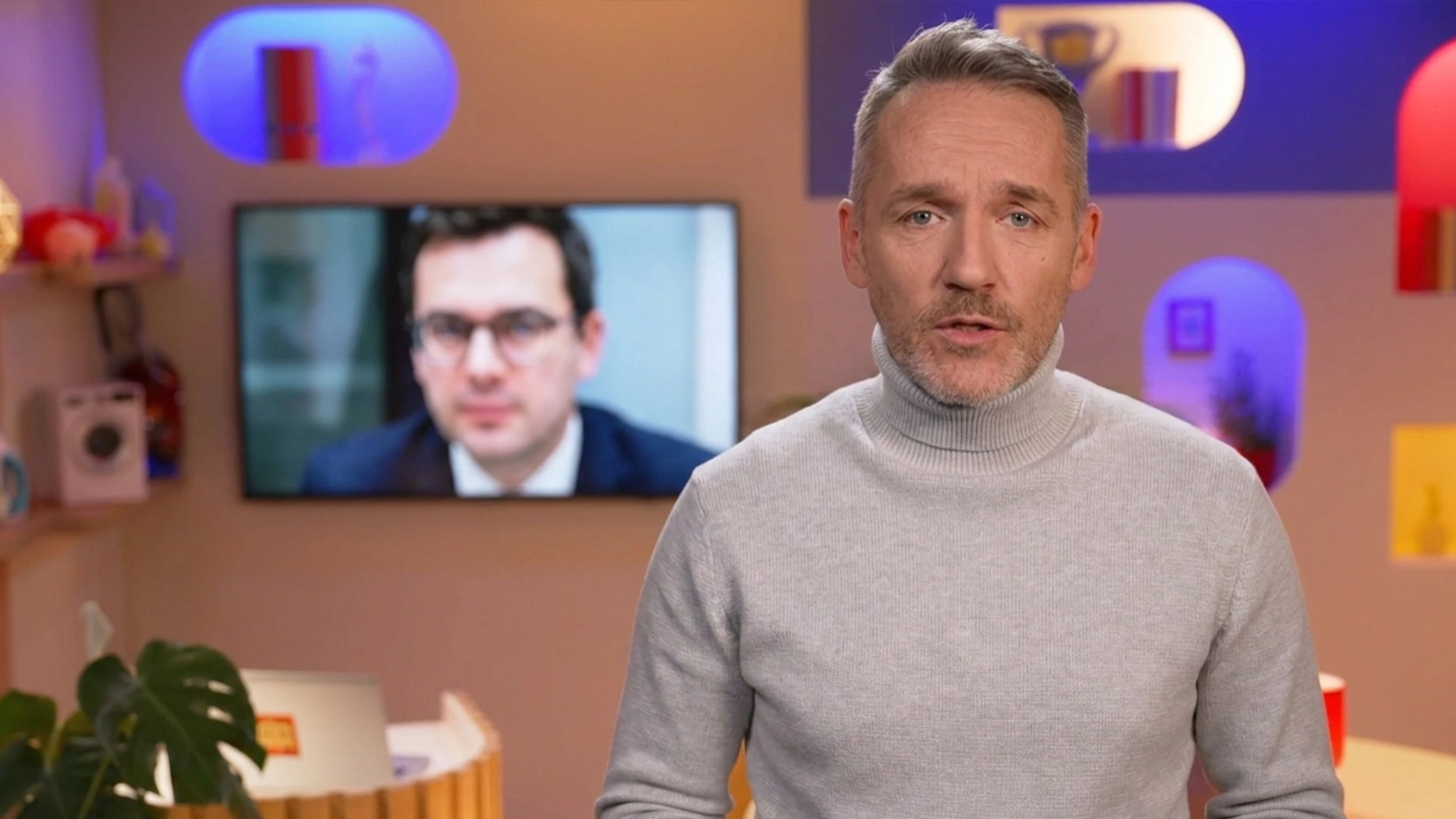 Xavier Taveirne in de WinWin-studio tijdens het vertonen van de opname. (Beeld: WinWin / VRT)